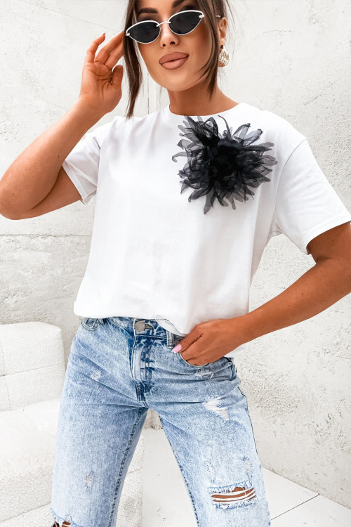 Tshirt klasyczny z odpinany kwiatem MOSILLIO white